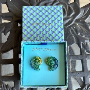 NIB! Betsey Johnson Green, Blue, and Yellow Ombré Conch Shell Stud Earrings